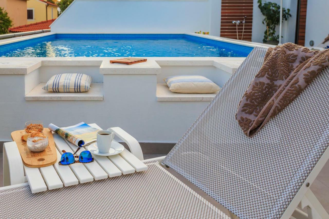 Holiday Home Lola, Sea On A Palm! Heated Pool โตรกีร์ ภายนอก รูปภาพ
