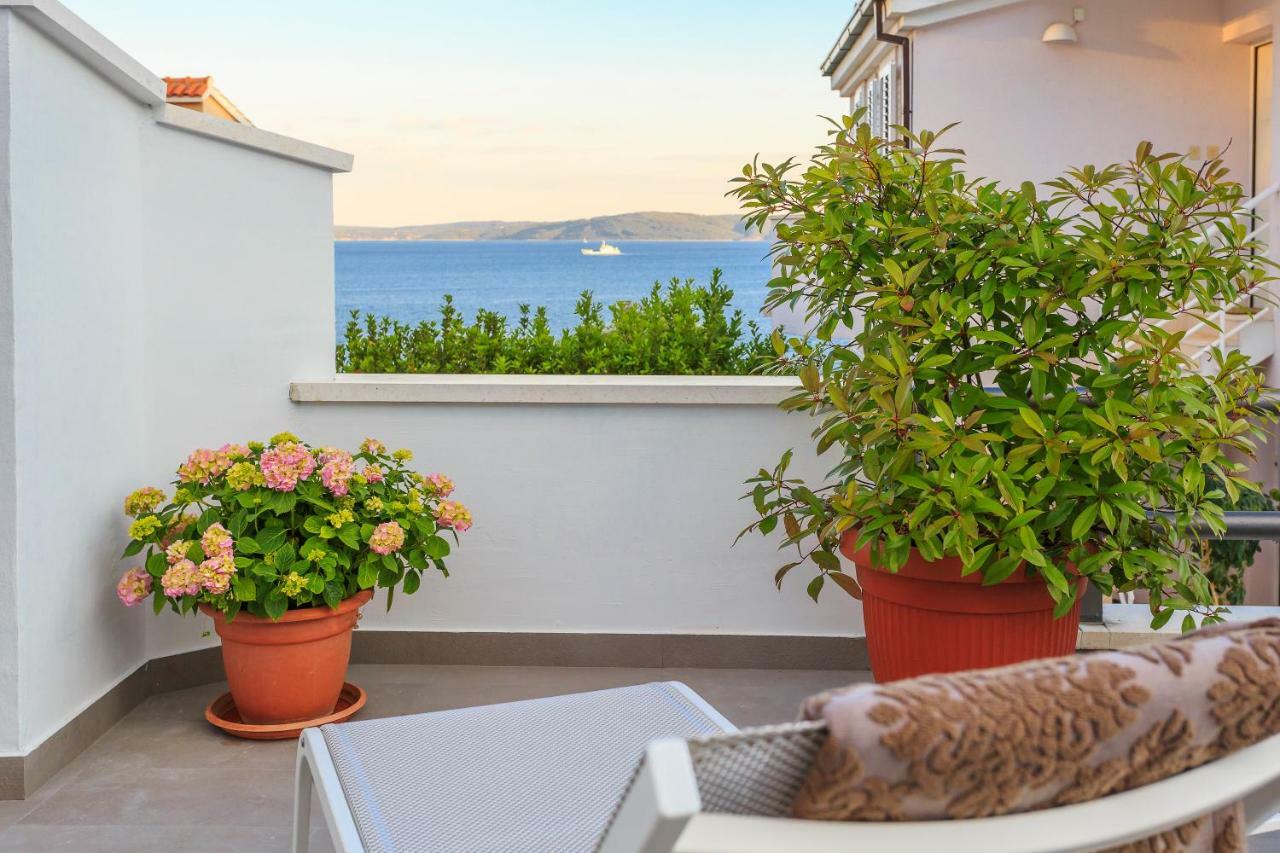 Holiday Home Lola, Sea On A Palm! Heated Pool โตรกีร์ ภายนอก รูปภาพ