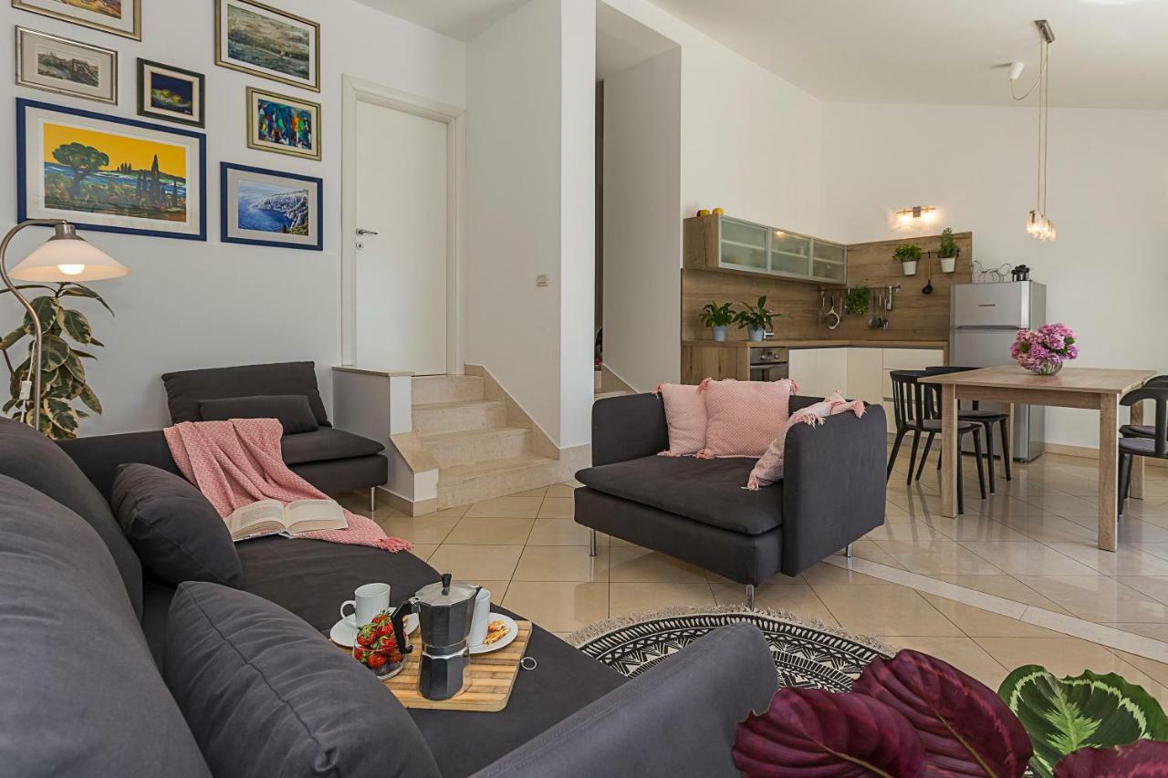 Holiday Home Lola, Sea On A Palm! Heated Pool โตรกีร์ ภายนอก รูปภาพ