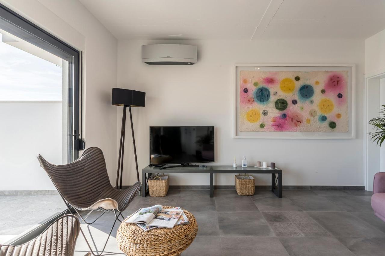 Holiday Home Lola, Sea On A Palm! Heated Pool โตรกีร์ ภายนอก รูปภาพ