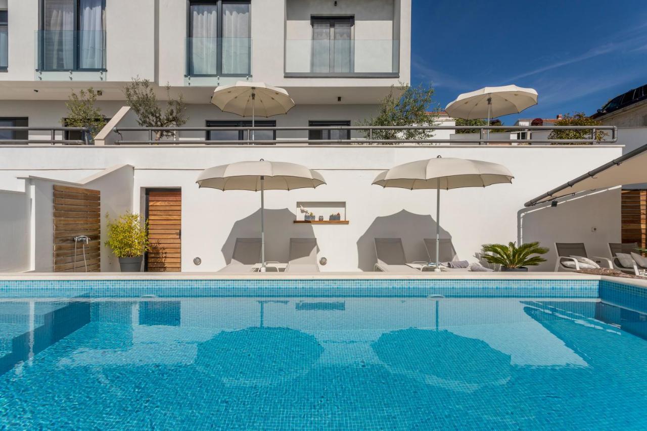 Holiday Home Lola, Sea On A Palm! Heated Pool โตรกีร์ ภายนอก รูปภาพ